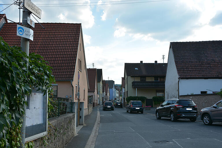 Die derzeitige Parksituation und der Verkehr in der Heldstraße im Bereich des Dorfplatzes. Die derzeitige Parksituation und der Verkehr in der Heldstraße im Bereich des Dorfplatzes.