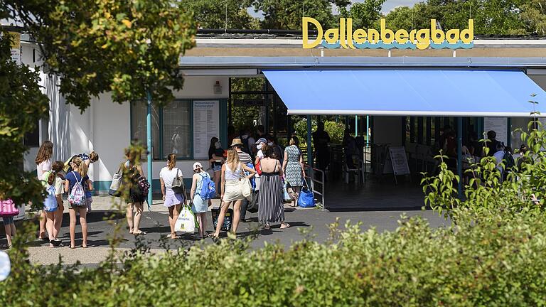 Zahlreiche Menschen warteten am vergangenen Samstag auf den Einlass ins Dallenbergbad in Würzburg. Bei Sonne und Temperaturen um 28 Grad suchen die Menschen in Würzburg Abkühlung.