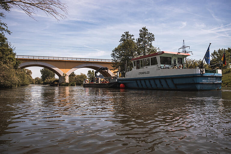 Die Brücke bei Hallstadt, Bamberg, markiert den Beginn des schiffbaren Mains.