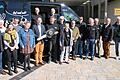 Der Karlstadter Bürgerbus wurde am Montag offiziell an den Verein 'Bürgerbus Karlstadt' übergeben. Mit vor Ort waren (von links) unter anderem Landtagsabgeordneter Thorsten Schwab,&nbsp;stellvertretender Landrat Manfred Goldkuhle, die angehende evangelische Pfarrerin Annika Kringel sowie die ehrenamtlichen Fahrerinnen und Fahrer. Den symbolischen Schlüssel in der Hand halten Bürgermeister Michael Hombach (links) und Bürgerbus-Vorsitzender Harald Schneider.