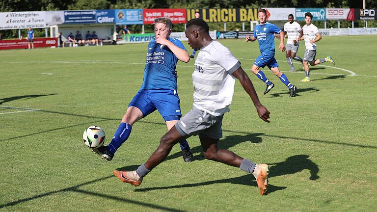 Trappstadts Hannes Bauer (links) kann nicht verhindern, dass Sands Mamadou Bah den Ball in den Strafraum bringen kann.