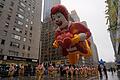 Thanksgiving-Parade in New York       -  Nasse Straßen unter großen Ballons