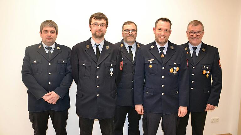 Das Foto zeigt (von links) 1. Kommandant Johannes Hofmann, Stefan Groß, Kreisbrandmeister Matthias Zink, Frank Lindner und 1. Bürgermeister Ernst Nickel. Das Foto zeigt (von links) 1. Kommandant Johannes Hofmann, Stefan Groß, Kreisbrandmeister Matthias Zink, Frank Lindner und 1. Bürgermeister Ernst Nickel.