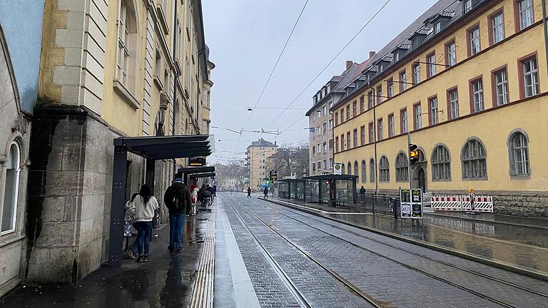 Am Sanderring haben einige Menschen nichts vom Streik mitbekommen und warten vergeblich auf die Straßenbahn. Am Sanderring haben einige Menschen nichts vom Streik mitbekommen und warten vergeblich auf die Straßenbahn.