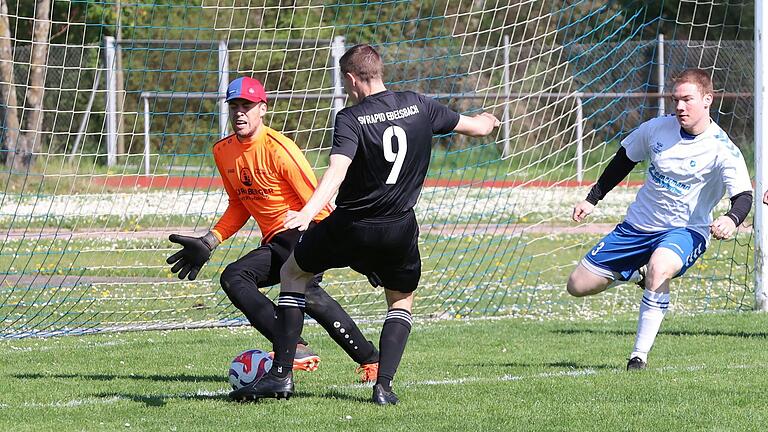 Ebelsbachs Sascha Brix (Mitte) mit der Riesenchance. Doch Stadtlauringens Torwart Marius Hummel hat Glück: Der Ball geht über das Tor. Rechts verfolgt sein Teamkollege Lukas Hochrein die Szene. Ebelsbachs Sascha Brix (Mitte) mit der Riesenchance. Doch Stadtlauringens Torwart Marius Hummel hat Glück: Der Ball geht über das Tor. Rechts verfolgt sein Teamkollege Lukas Hochrein die Szene.