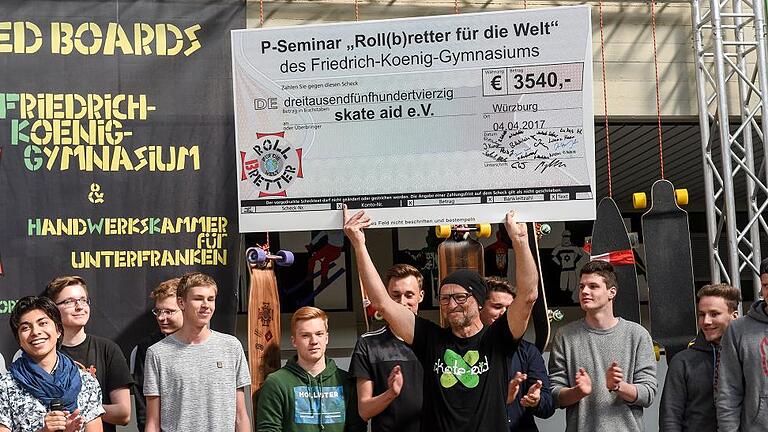 Scheckübergabe von FKG-Schülern an Skate Aid. 3540 Euro waren bei der Skateboard-Bau-Aktion zusammen gekommen.