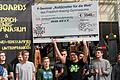Scheckübergabe von FKG-Schülern an Skate Aid. 3540 Euro waren bei der Skateboard-Bau-Aktion zusammen gekommen.