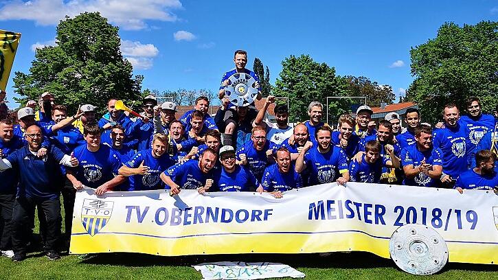 Der TV Oberndorf feiert am vorletzten Spieltag die Meisterschaft in der A-Klasse Schweinfurt 2. Von links: Fabian Schesink, Rene Weilacher, Heiko Windhagen, Matthias Kühne, Stefan Döpfner, Bernd Rampelt, Harald Kötzner, Christoph Holzheid, Julian Wittig, Chris Bürger, Daniel Schneider, Daniel Endres, Holger End, Daniel Esquibel, Sebastian Zirkelbach, Daniel Kummer, Alex Götz, Luca Firsching, Tobias Rohr, Alexander Stelli, Rico Esquibel, Oliver Burghard, Kastriot Peci, Daniel Eberlein und mitgereiste Fans.