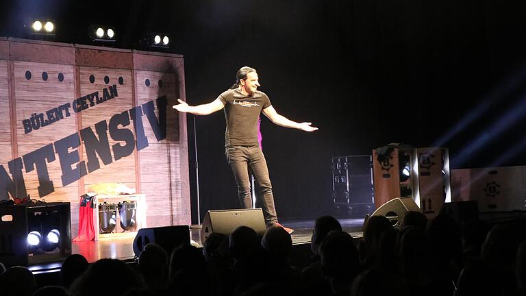 Zum ersten Mal in Lohr: Der Mannheimer Komiker Bülent Ceylan füllte mit seinem Best-of-Programm 'Intensiv' die Stadthalle bis auf den letzten Platz.