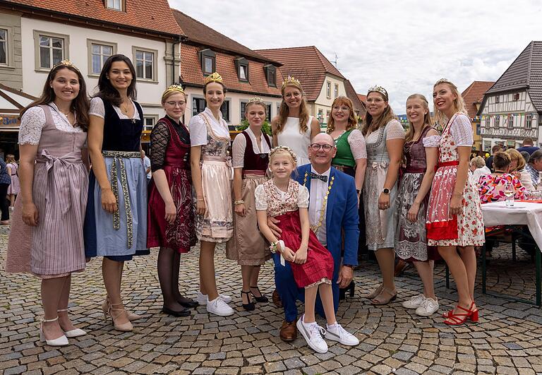 Hahn im Korb: Zeils Bürgermeister Thomas Stadelmann umringt von lauter Majestäten, im Arm das 'Staabacher Traubenmadla'&nbsp; Clara Schmitt.