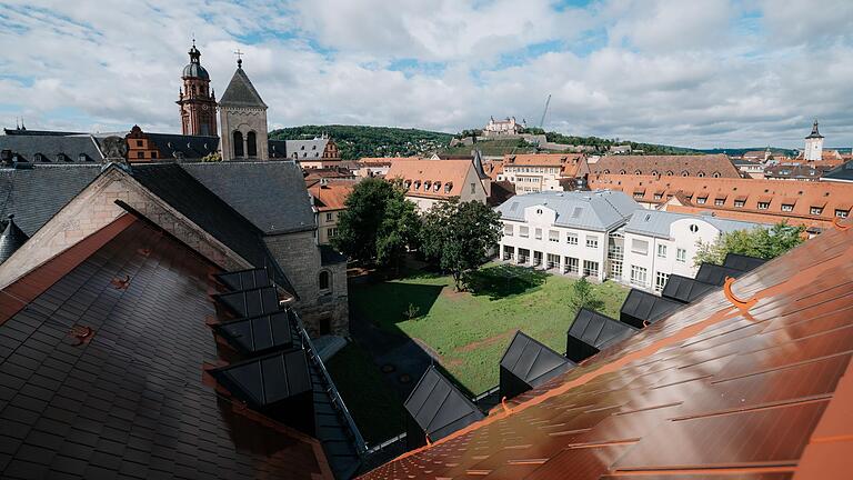 Denkmalschutz und Photovoltaik müssen kein Widerspruch sein, wie dieses Beispiel aus Würzburg zeigt: Auf dem Dach der Erlöserschwestern in Würzburg sind rund 20.000 Solardachziegel montiert.&nbsp;