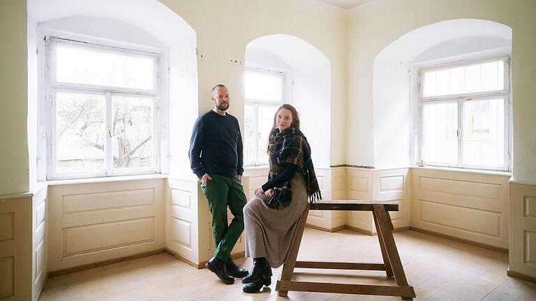 Die neuen Besitzer, Christian und Simone Werr, wollen das Haus in die 'Moderne transportieren'. Die neuen Besitzer, Christian und Simone Werr, wollen das Haus in die 'Moderne transportieren'. 
