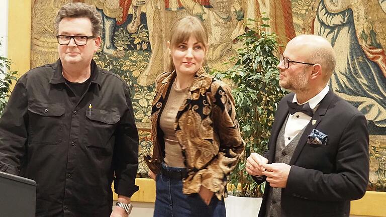 Ein Blick auf die Gartenstadt, aus Sicht zweier Stadtbau-Experten der Universität Graz: Professor Matthias Castorph (von links) und Svenja Hollstein mit Gregor Metzig, Leiter des Schweinfurter Stadtarchivs. Ein Blick auf die Gartenstadt, aus Sicht zweier Stadtbau-Experten der Universität Graz: Professor Matthias Castorph (von links) und Svenja Hollstein mit Gregor Metzig, Leiter des Schweinfurter Stadtarchivs.