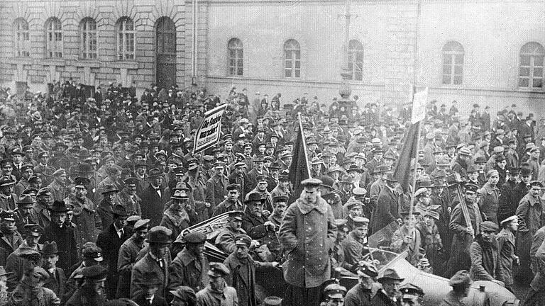 1918       -  Eine Volksbewegung zum Freistaat, in ihrem Zentrum der oberste Träumer und erste Ministerpräsident Bayerns: Kurt Eisner, im Wagen hinten mit Hut und Mantel. Es ist die letzte Aufnahme von ihm. Bald danach wurde er erschossen.