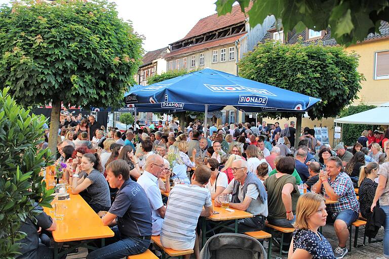 Ordentlich was los war am Samstagabend vor den drei Musikbühnen, wie hier im Steinig. Ordentlich was los war am Samstagabend vor den drei Musikbühnen, wie hier im Steinig.