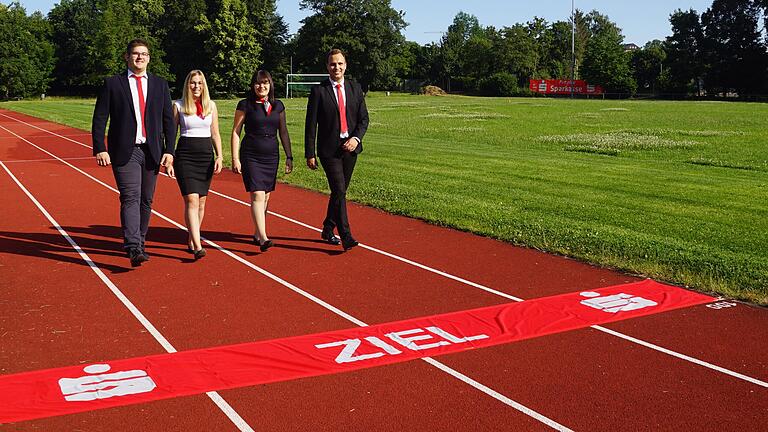 Die frisch gebackenen Bankkaufleute in der Sparkasse Bad Neustadt sind (von links) Valentin Siemens, Melanie Stadelmann, Julia Balling und Maksim Lisitsyn. Auf dem Bild fehlt Louis Kümmeth.