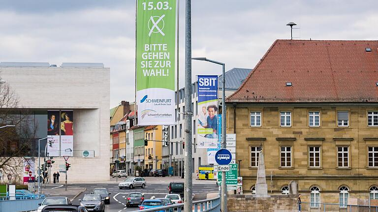 'Bitte gehen Sie zur Wahl!' - Aufruf der Stadtverwaltung an die Schweinfurter auf der Maxbrücke, von ihrem demokratischen Recht bei der Kommunalwahl Gebrauch zu machen.