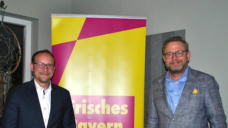 Im Wahlkreis 248 Bad Kissingen stellte die FDP Graf Karl von Stauffenberg (rechts) als Kandidaten für die Bundestagswahl 2021 auf. Der Bundestagsabgeordnete Karsten Klein gratulierte.  Foto: Regina Vossenkaul       -  Im Wahlkreis 248 Bad Kissingen stellte die FDP Graf Karl von Stauffenberg (rechts) als Kandidaten für die Bundestagswahl 2021 auf. Der Bundestagsabgeordnete Karsten Klein gratulierte.  Foto: Regina Vossenkaul