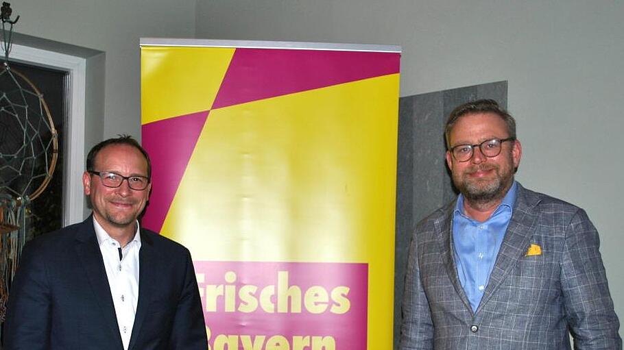 Im Wahlkreis 248 Bad Kissingen stellte die FDP Graf Karl von Stauffenberg (rechts) als Kandidaten für die Bundestagswahl 2021 auf. Der Bundestagsabgeordnete Karsten Klein gratulierte.  Foto: Regina Vossenkaul       -  Im Wahlkreis 248 Bad Kissingen stellte die FDP Graf Karl von Stauffenberg (rechts) als Kandidaten für die Bundestagswahl 2021 auf. Der Bundestagsabgeordnete Karsten Klein gratulierte.  Foto: Regina Vossenkaul