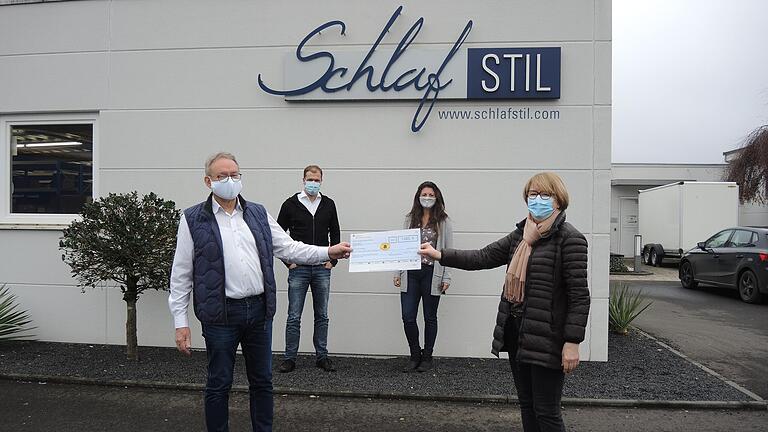 Bei der Übergabe des 1000 Euro-Spendenschecks an den Hospizverein (von links:): Vorsitzender Heribert Zeller, Geschäftsführer Michael Pflugbeil und Mitarbeiterin Daniela Müller Spessarttraum mit Hospizbegleiterin Margot Dillinger. Bei der Übergabe des 1000 Euro-Spendenschecks an den Hospizverein (von links:): Vorsitzender Heribert Zeller, Geschäftsführer Michael Pflugbeil und Mitarbeiterin Daniela Müller Spessarttraum mit Hospizbegleiterin Margot Dillinger.