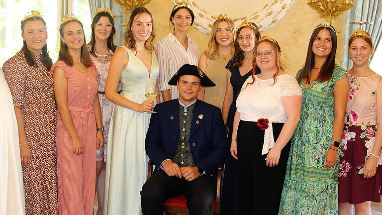Der Hahn im Korb: Gaibachs neuer Weinprinz Karol von Feilitzsch fühlte sich am Samstag in Begleitung charmanter Weinprinzessinnen aus der Region im Gaibacher Konstitutionssaal sichtlich wohl. Der Hahn im Korb: Gaibachs neuer Weinprinz Karol von Feilitzsch fühlte sich am Samstag in Begleitung charmanter Weinprinzessinnen aus der Region im Gaibacher Konstitutionssaal sichtlich wohl.