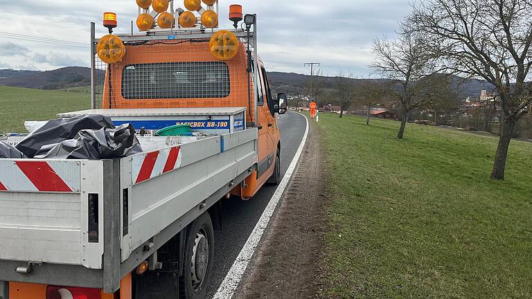 Das Team der Straßenmeisterei Rödelmaier im Einsatz. Immer im Frühjahr sammeln die Mitarbeiter den Unrat am Straßenrand auf.