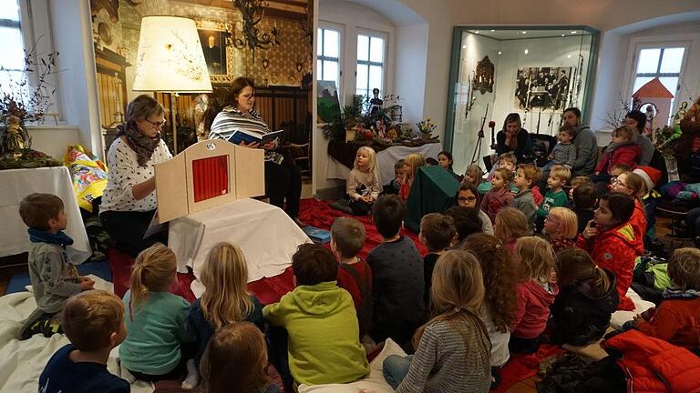 Märchenstunde im Tabakpfeifenmuseum in Oberelsbach: Wer die erste mit Kindergartenleiterin Christina Wolf verpasste, kann am 30. Dezember oder 6. Januar vorbeikommen. Foto: Marion Eckert - Märchenstunde im Tabakpfeifenmuseum in Oberelsbach: Wer die erste mit Kindergartenleiterin Christina Wolf verpasste, kann am 30. Dezember oder 6. Januar vorbeikommen. Foto: Marion Eckert Märchenstunde im Tabakpfeifenmuseum in Oberelsbach: Wer die erste mit Kindergartenleiterin Christina Wolf verpasste, kann am 30. Dezember oder 6. Januar vorbeikommen. Foto: Marion Eckert - Märchenstunde im Tabakpfeifenmuseum in Oberelsbach: Wer die erste mit Kindergartenleiterin Christina Wolf verpasste, kann am 30. Dezember oder 6. Januar vorbeikommen. Foto: Marion Eckert