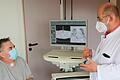 Dr. Bernd Seese auf Visite bei Stefan Morith, der nach langer Covid-19-Erkrankung im Thorax-Zentrum des Bezirks in Münnerstadt (Lkr. Bad Kissingen) auf eine Reha-Maßnahme vorbereitet wird.&nbsp;