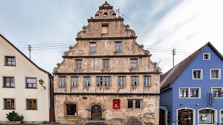 Mit dem verschnörkelten Renaissance-Giebel ist das Haus am Marktplatz 19 ein Gebäude, das auffällt.