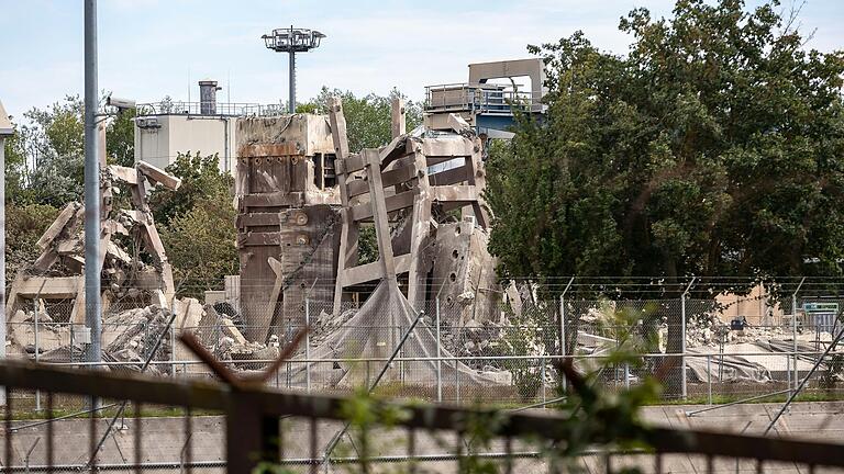 Am Tag nach der Sprengung der Kühltürme des Atomkraftwerks Grafenrheinfeld: Das ist übrig geblieben.