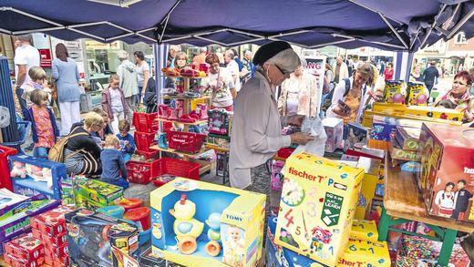 Rama dama: Der erste City-Flohmarkt lockte am Samstag viele Interessierte an die Stände. Im Bild das Angebot von &bdquo;Spielwaren Schierling&ldquo; mit Andrea Götz.