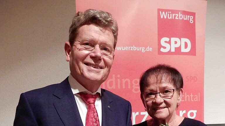 Blumen für die Kandidaten: Georg Rosenthal wurde als Kandidat für den Bayerischen Landtag nominiert, Marion Schäfer-Blake als Kandidatin für den Bezirkstag. Foto: Thomas Fritz