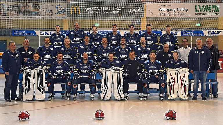 Mit diesem Kader gehen die Mighty Dogs in die neue Bayernliga-Saison: Hinten von links nach rechts Maurice Köder, Stephen Heckenberger (nicht mehr im Aufgebot), Marcel Grüner, Martin Oertel, Morgan Reiner (nicht mehr im Kader), Lucas Kleider, Maximilian Rabs; mittlere Reihe Betreuer Dirk Grimm, Marc Zajic, Patrik Rypar, Stephan Trolda, Andreas Kleider, Viktor Ledin, Kevin Faust, Betreuer Ralf Michel, Mannschaftsarzt Matthias Blanke, Betreuer Stefan Keidel sowie vorne Sergei Chevalier (erster Vorsitzender), Ferdinand Dürr, Pascal Schäfer, Josef Straka, Kevin Keßler, Trainer  Zdenek Vanc, Christopher Schadewaldt, Lukas Haack und Stefan Greier (dritter Vorsitzender). Es fehlen: Simon Knaup, Aleksander Andrusovich und Jan Kouba.