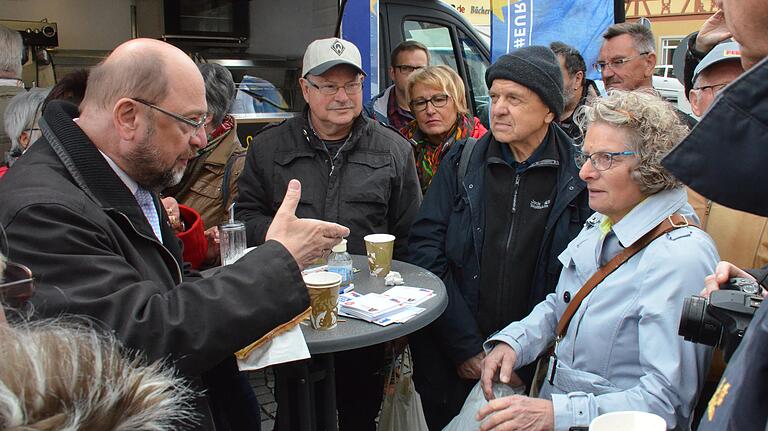 Bei Waffeln und Getränken diskutierte Martin Schulz mit den Bürgern.