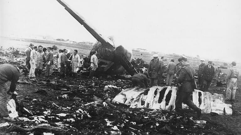 Trümmerteile liegen nahe des Flughafens auf Teneriffa. Die Convair 990 Coronado der spanischen Charterfluggesellschaft Spantax schlug am 3. Dezember 1972 in Rückenlage auf und explodierte.