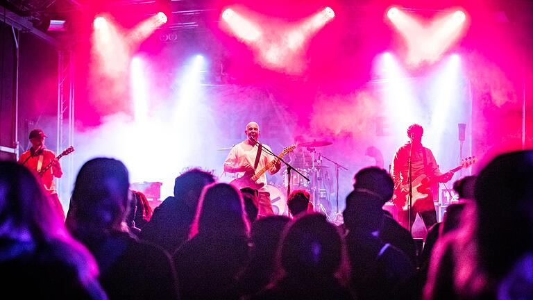  'Smile and Burn' rockt am Freitag auf dem Rambazamba-Festival in Untermerzbach, was das Zeug hält. 'Smile and Burn' rockt am Freitag auf dem Rambazamba-Festival in Untermerzbach, was das Zeug hält.