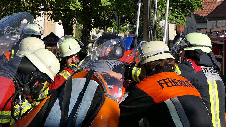 Eine besondere Herausforderung ist die patientenschonende Rettung mit einem Spineboard. Eine besondere Herausforderung ist die patientenschonende Rettung mit einem Spineboard.