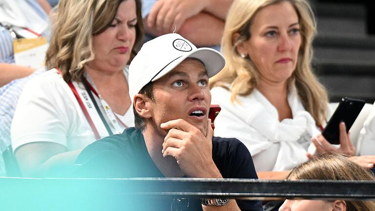 Paris 2024 - Turnen       -  Ex-NFL-Superstar Tom Brady sitzt beim olympischen Turn-Finale aif der Tribüne.