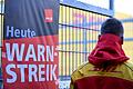 Warnstreik bei DHL       -  Ein warnstreikender DHL-Mitarbeiter an einem Standort der Post, die zu DHL gehört.