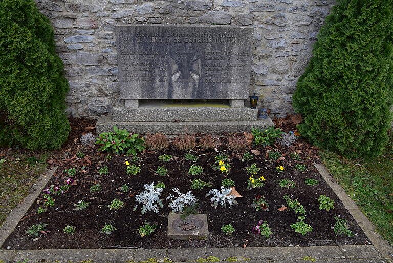 Ein Grabstein mit sechs Namen auf dem Grünsfelder Friedhof erinnert an die gefallenen deutschen Soldaten beim Kampf Anfang 1945 um die Stadt. Ein Grabstein mit sechs Namen auf dem Grünsfelder Friedhof erinnert an die gefallenen deutschen Soldaten beim Kampf Anfang 1945 um die Stadt.