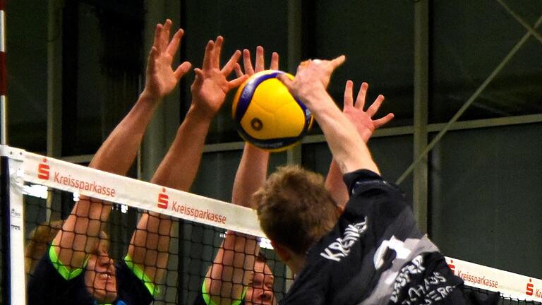 Ein hartes Stück Arbeit wartete auf die Hammelburger um (von links) Hannes Krochmann und Oscar Benner beim Gastspiel in Grafing. Foto: Lothar Forstmair - Ein hartes Stück Arbeit wartete auf die Hammelburger um (von links) Hannes Krochmann und Oscar Benner beim Gastspiel in Grafing. Foto: Lothar Forstmair Ein hartes Stück Arbeit wartete auf die Hammelburger um (von links) Hannes Krochmann und Oscar Benner beim Gastspiel in Grafing. Foto: Lothar Forstmair - Ein hartes Stück Arbeit wartete auf die Hammelburger um (von links) Hannes Krochmann und Oscar Benner beim Gastspiel in Grafing. Foto: Lothar Forstmair
