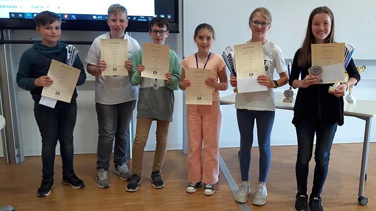 Kinder bei der Süddeutschen Gedächtnismeisterschaft 2022 von links: Lars Wiesneth (3. Platz), Luka Hüttner, Maximilian Fröhlich, Milana Kunz, Sina Pieroth (2. Platz) und Paulina Gumpert (1. Platz).