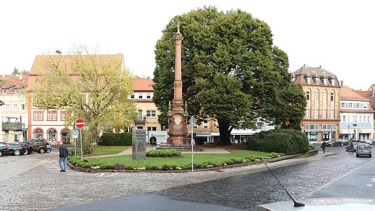 Der Königsplatz in Kitzingen ist ein kleiner Farbtupfer, aber um ihn herum dominieren graues Pflaster und schwarzer Asphalt. Der Königsplatz in Kitzingen ist ein kleiner Farbtupfer, aber um ihn herum dominieren graues Pflaster und schwarzer Asphalt.