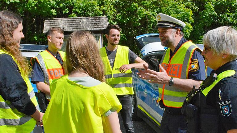 Am Parkplatz am ehemaligen Grenzübergang Eußenhausen-Meiningen waren auch angehende Polizeibeamte mit dabei. Polizeihauptkommissar Gerd Jahrsdörfer gab gemeinsam mit seiner Kollegin aus Thüringen Informationen zum Einsatz       -  Am Parkplatz am ehemaligen Grenzübergang Eußenhausen-Meiningen waren auch angehende Polizeibeamte mit dabei. Polizeihauptkommissar Gerd Jahrsdörfer gab gemeinsam mit seiner Kollegin aus Thüringen Informationen zum Einsatz