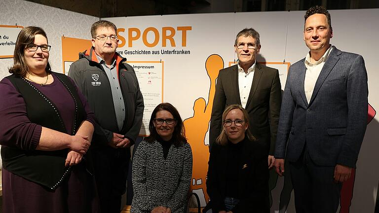 Die neue Sonderausstellung im Spessartmuseum zum Sport in der Region eröffneten (von links): Christa Schleicher (Spessartmuseum), Dirk Lorenz (TSV Lohr), Landrätin Sabine Sitter, Anne Kraft (Bezirk Unterfranken), Thomas Schiebel (Vizepräsident des Bezirkstags) und der Lohrer Bürgermeister Mario Paul. Die neue Sonderausstellung im Spessartmuseum zum Sport in der Region eröffneten (von links): Christa Schleicher (Spessartmuseum), Dirk Lorenz (TSV Lohr), Landrätin Sabine Sitter, Anne Kraft (Bezirk Unterfranken), Thomas Schiebel (Vizepräsident des Bezirkstags) und der Lohrer Bürgermeister Mario Paul.