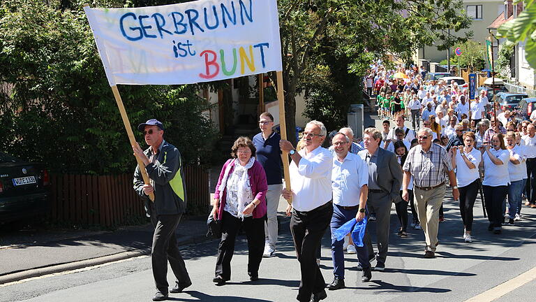 Viele Hunderte nahmen am Sonntag am Fest- und Demonstrationszug teil. Foto: Traudl Baumeister