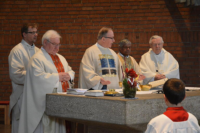 Generalvikar Thomas Keßler (Mitte) zelebrierte gemeinsam mit (von links) Diakon Thomas Volkmuth, Pfarrer Hans Beetz, Pater Lawrence Seluvappan und Pfarrer Josef Kudella den Festgottesdienst zum 50. Jahrestag der Kirchweihe.