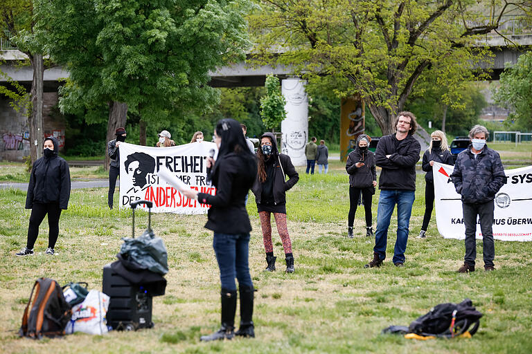 Rund 50 Menschen trafen sich am 1.Mai zur Demo auf den Mainwiesen in der Zellerau.