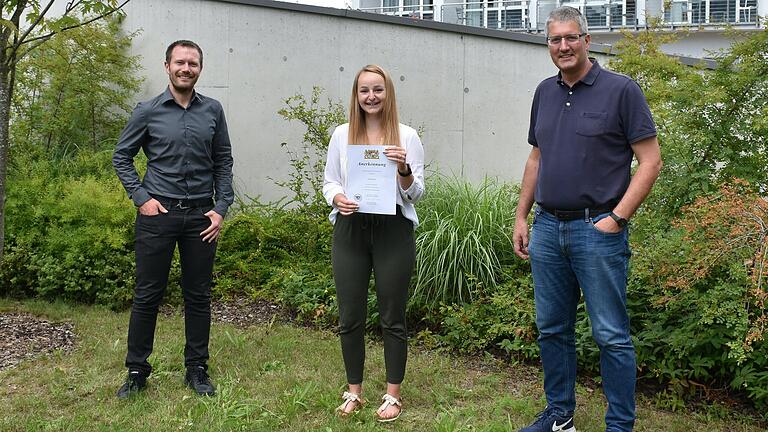 Celina Kranz hat ihre Ausbildung zur Kauffrau im Gesundheitswesen mit der Bestnote 1,0 in der Berufsschule abgeschlossen. Dazu gratulierten ihr Andreas Lang (links im Bild), Leiter der Personalabteilung, und Karsten Eck, Krankenhausdirektor.