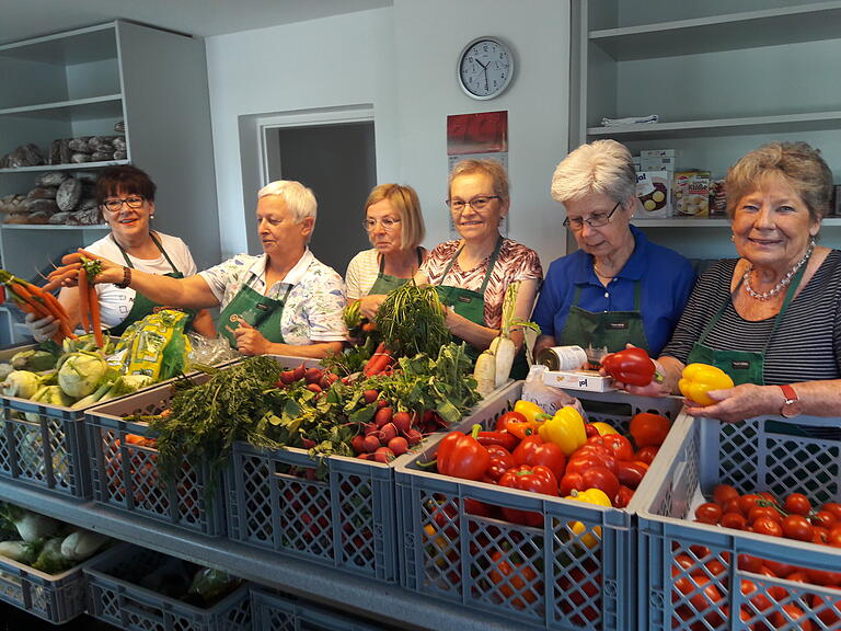 Die Gemüsetheke der Würzburger Tafel (von links): Anita Klaes, Hildegard Mauersberger, Maria Pfeufer, Traudel Nusser, Ruth Pabst und Waltraud Martin&nbsp;